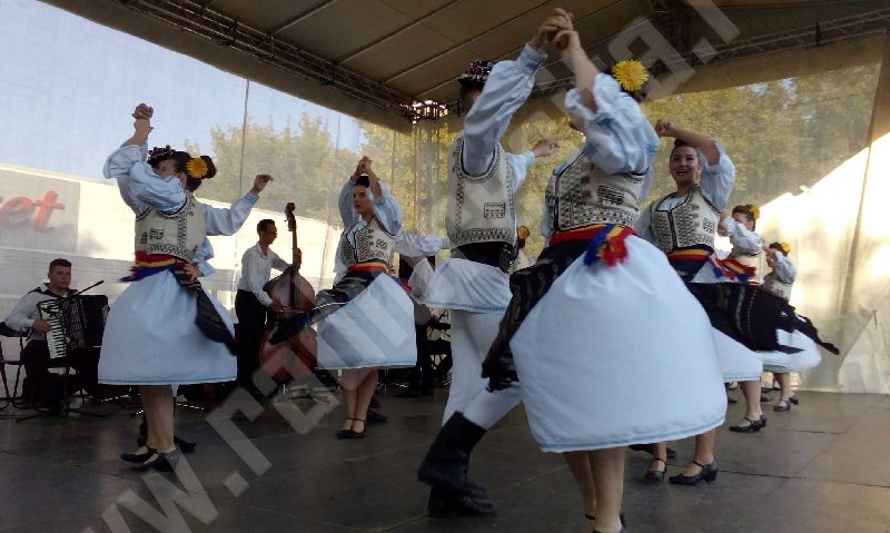 [FOTO] Regal de folclor, teatru pentru copii şi ateliere pentru tineret la Custom Reșița