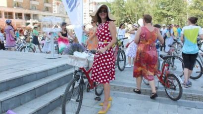 [FOTO] Laura Sgaverdea şi colegele sale din Radio Reşiţa au schimbat reportofoanele şi pixurile cu biciclete şi flori la SkirtBike