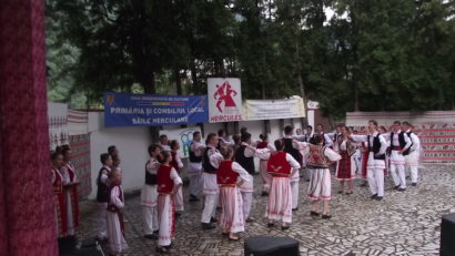 În această seară, peste Festivalul de folclor HERCULES a căzut… ploaia și s-a lăsat „cortina”!