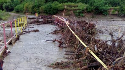 Cinci tronsoane de drumuri naţionale rămân închise, ca urmare a ploilor abundente