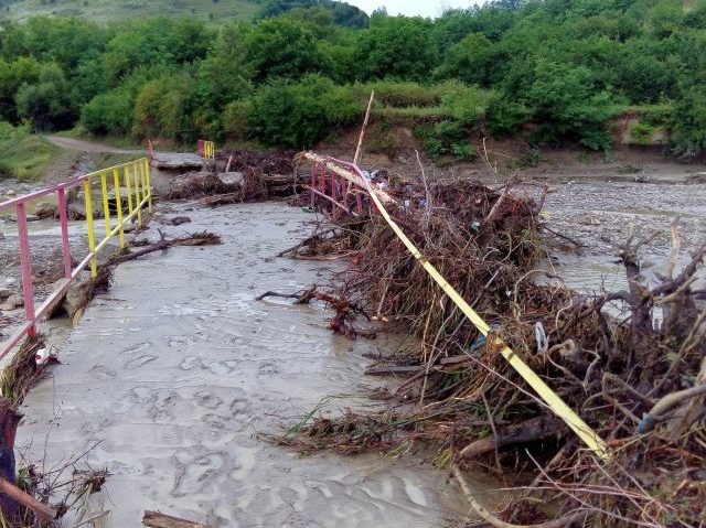 Cinci tronsoane de drumuri naţionale rămân închise, ca urmare a ploilor abundente