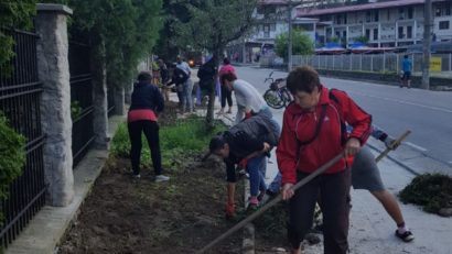 Trotuarul și spațiile verzi – obiective de sezon, în lucru, în orașul Băile Herculane!