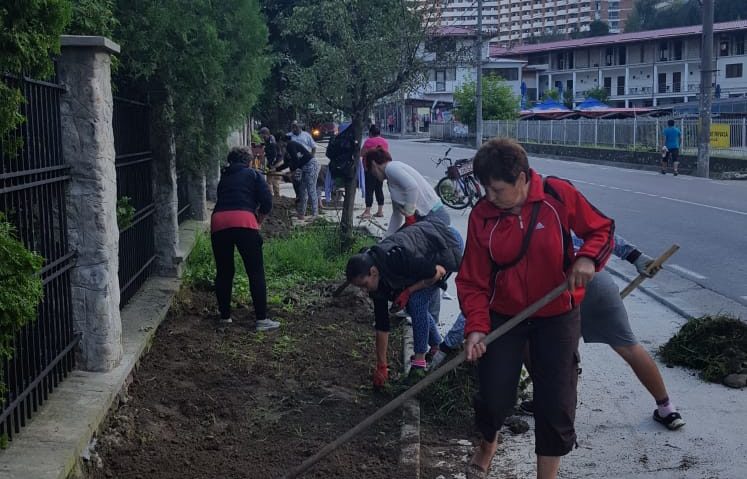 Trotuarul și spațiile verzi – obiective de sezon, în lucru, în orașul Băile Herculane!