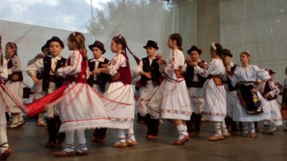 Iubitorii de folclor s-au adunat şi azi în Parcul Tricolorului