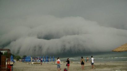 [VIDEO] O furtună puternică la Mamaia a luat pe sus umbrelele, şezlongurile și prosoapele turiștilor