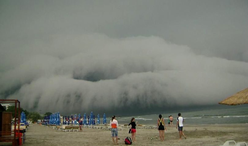 [VIDEO] O furtună puternică la Mamaia a luat pe sus umbrelele, şezlongurile și prosoapele turiștilor