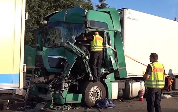 VIDEO: Șofer român de TIR grav rănit în urma unui teribil accident, pe A1, în Germania