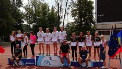 [FOTO-AUDIO] Medalie cucerită la Campionatele Naționale, în ștafetă de atletele din Caransebeș, după 9 ani de pauză