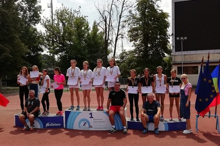 [FOTO-AUDIO] Medalie cucerită la Campionatele Naționale, în ștafetă de atletele din Caransebeș, după 9 ani de pauză