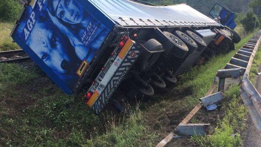 VIDEO: TIR răsturnat, peste calea ferată, pe Valea Oltului, în această dimineață