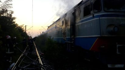 [VIDEO] Locomotiva unui tren a luat foc în gara Slatina Timiș