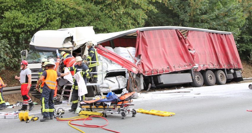 Doi șoferi români de TIR răniți în Germania. Unul din ei a rămas încarcerat