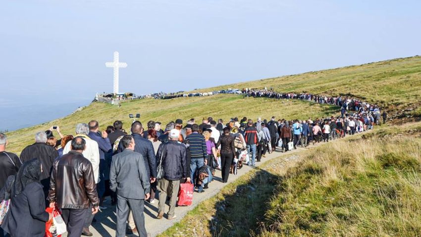 [FOTO] Pelerinaj la crucea – monument de pe Muntele Mic: Peste 1.000 de credincioşi prezenţi