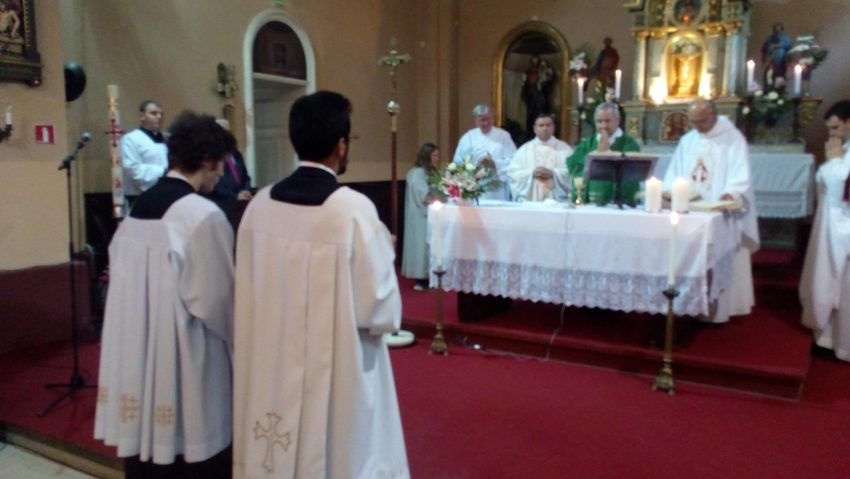 [FOTO] Monseniorul József Csaba Pál a dat binecuvântarea noului paroh al Bisericii romano-catolice „Maria Zăpezii“, Beniamin Pălie!