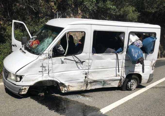 Accident grav astăzi pe DN7. 13 persoane rănite