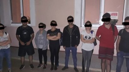 Migranţi depistaţi de poliţiştii locali în buricul târgului