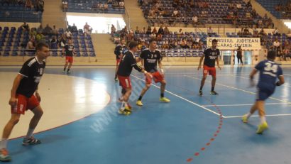 Echipa masculină de handbal CSM Şcolar Reşiţa vrea a doua victorie din campionat azi, în primul meci de pe teren propriu