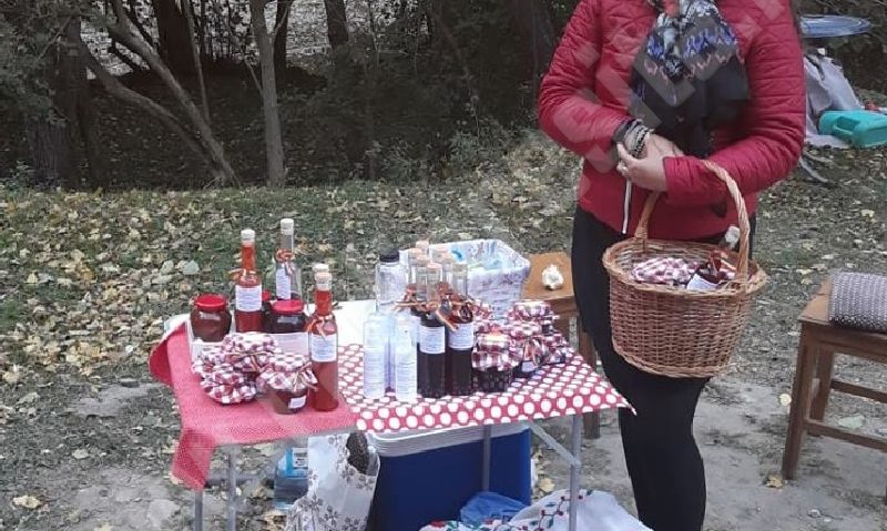 [EXCLUSIV][FOTO] Produsele naturiste câştigă teren în Banatul de Munte: Dulceţurile de trandafiri şi goji din Valea Almăjului, la mare căutare