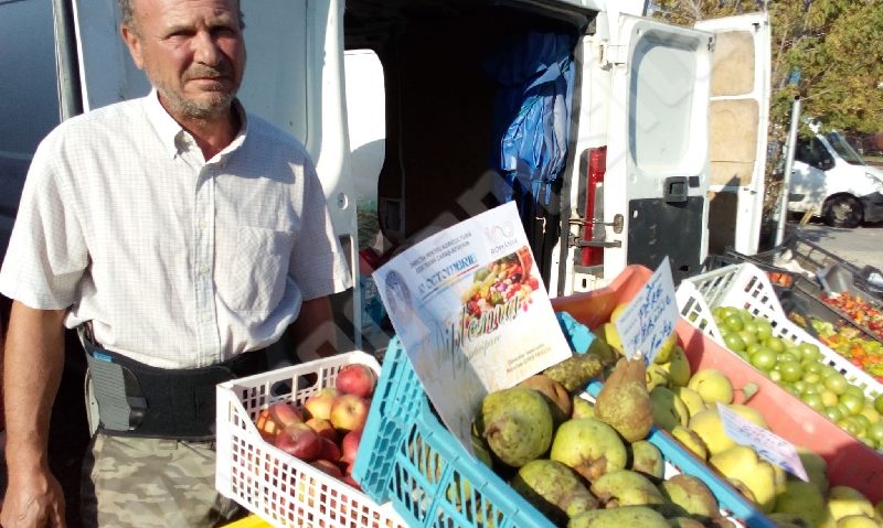 [FOTO] Produsele tradiţionale, de casă, la mare căutare: Piaţa Sezonieră din Reşiţa plină ochi de Ziua naţională a produselor agroalimentare româneşti