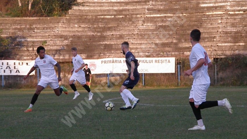 Echipa de fotbal din eşalonul III, CSM Reşiţa pregăteşte jocurile din campionat prin amicale susţinute în timpul săptămânii