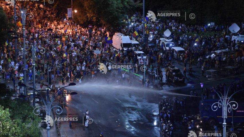 Şapte protestatari acuzaţi că au lovit jandarmi la mitingul din 10 august, arestaţi preventiv