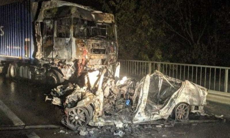 VIDEO:Tragedie aseară în Bihor. Trei tineri au murit carbonizați după ciocnirea între un TIR și un autoturism