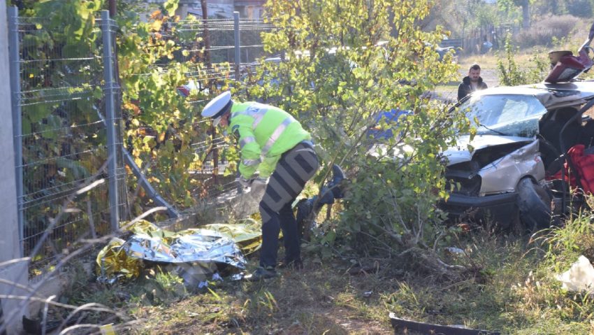 [FOTO] Grav accident în Timiș, în această dimineață. Patru persoane au murit după ce mașina în care se aflau a fost lovită de tren