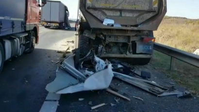 VIDEO: Ciocnire între un TIR și un camion, astăzi, pe A1. Șoferul TIR-ului a fost grav rănit