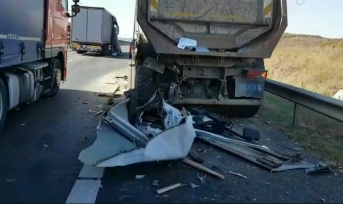 VIDEO: Ciocnire între un TIR și un camion, astăzi, pe A1. Șoferul TIR-ului a fost grav rănit