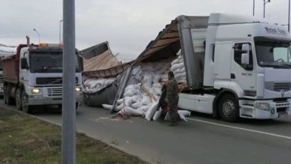 FOTO: Probleme pentru un șofer de TIR în vestul țării. Remorca a cedat