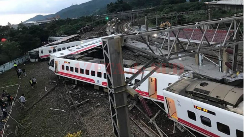 Taiwan: Cel puţin 18 persoane au murit după ce un tren a deraiat