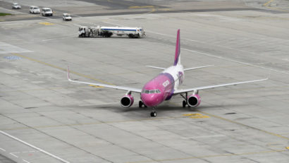 Alertă cu bombă pe Otopeni: Un avion Wizzair a aterizat de urgență și a fost izolat, iar pasagerii evacuaţi