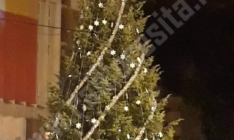 [FOTO] De 1 Decembrie la Reșița s-a deschis Târgul de Crăciun şi s-au aprins luminițele de Sărbători!