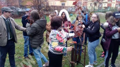 [FOTO] Stejarii Centenarului au fost plantaţi la Reşiţa