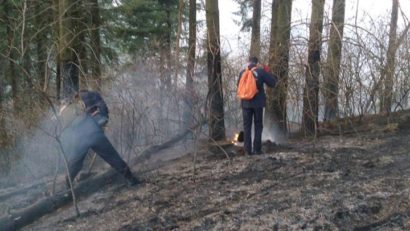 [UPDATE][FOTO-VIDEO] Incendiul din Semenic a fost stins! Personalul silvic şi ISU rămân în zonele de risc