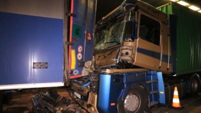 FOTO: Șofer român de TIR grav rănit în Belgia după un accident în care au fost implicate mai multe TIR-uri