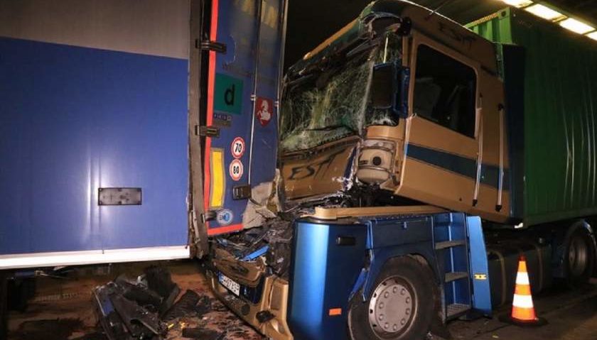 FOTO: Șofer român de TIR grav rănit în Belgia după un accident în care au fost implicate mai multe TIR-uri