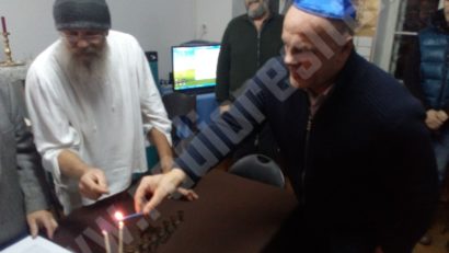 [FOTO] Hanukkah la Reşiţa: Primarul Ioan Popa a aprins menorah în sinagoga din oraş