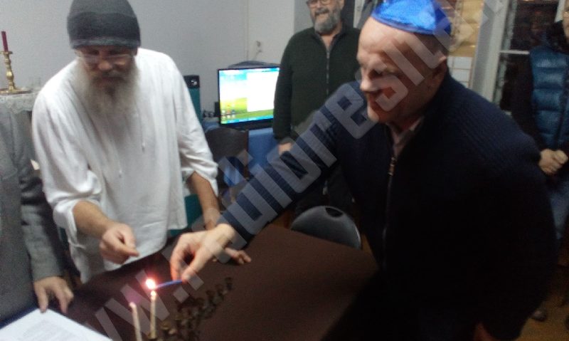 [FOTO] Hanukkah la Reşiţa: Primarul Ioan Popa a aprins menorah în sinagoga din oraş