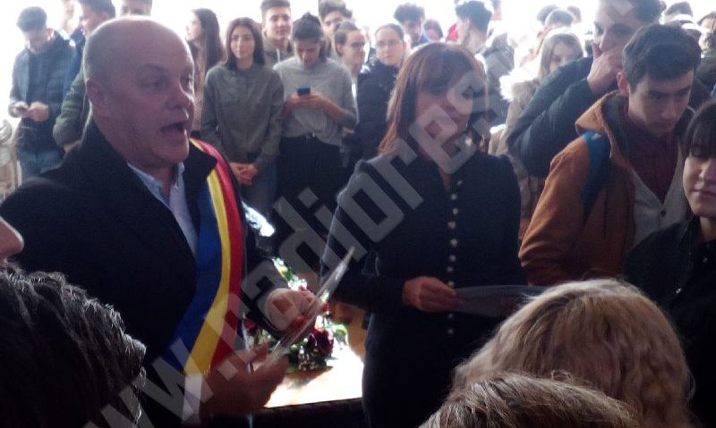 [FOTO] Reşiţa renaşte: Câteva sute de tineri au primit diplomă de cetăţean major