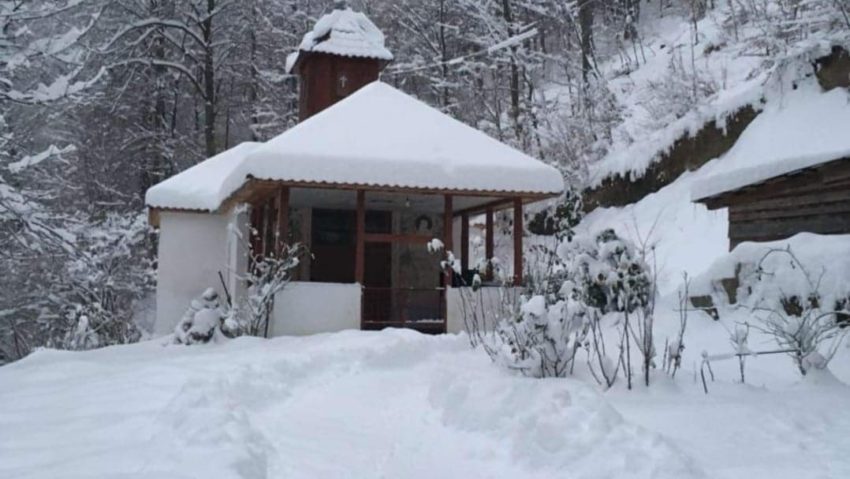 Pregătiri pentru întâmpinarea Naşterii Domnului la Schitul de la Bogâltin!