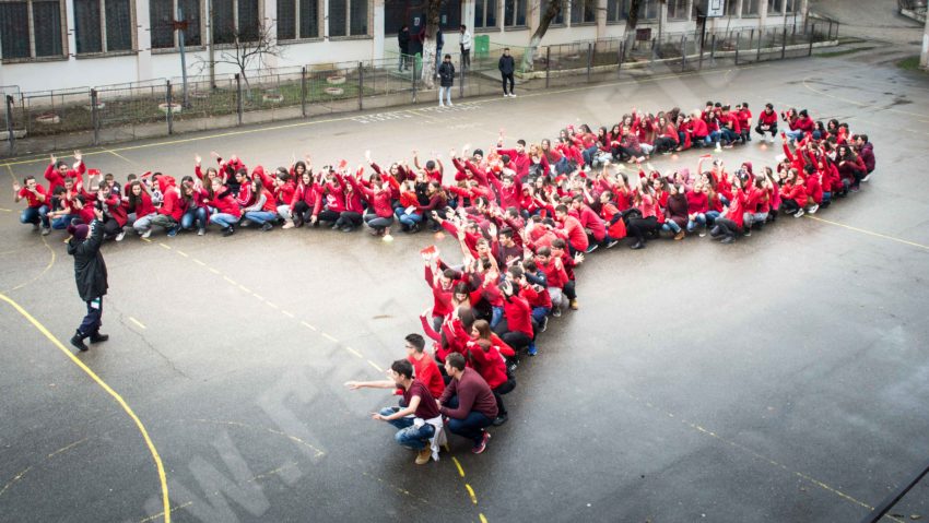 [UPDATE][FOTO] Ziua Mondială SIDA marcată la Reșița printr-o „Fundă umană”