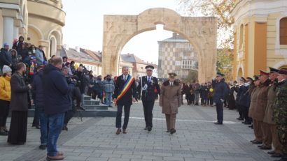 Caransebeş: Ziua Naţională a României sărbătorită cu salve de tun şi parada trupelor româneşti în uniforme de epocă din Primul Război Mondial