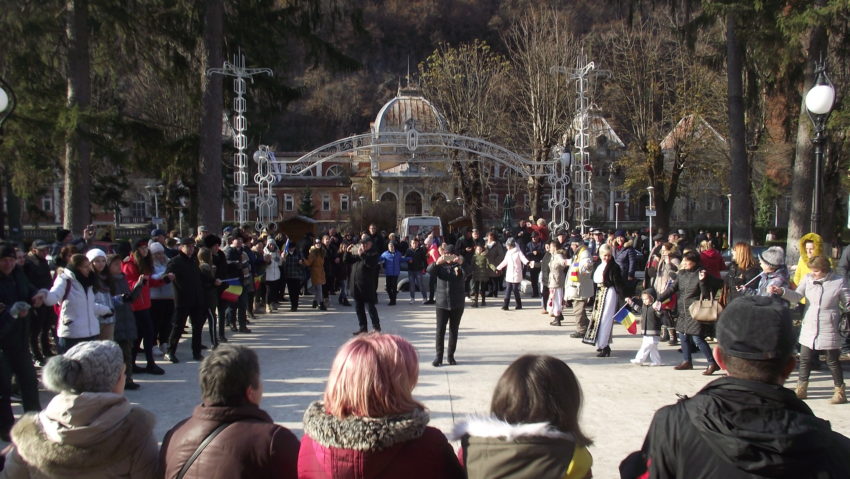 Turiștii și localnicii s-au prins în HORA UNIRII, în Parcul Central din Băile Herculane, în ANUL CENTENAR!