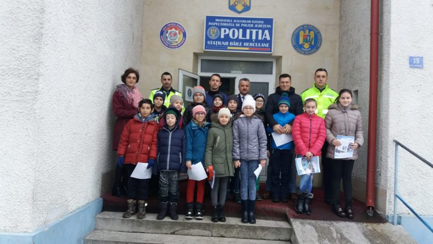 „Şcoala altfel” la… Poliţia oraşului Băile Herculane!