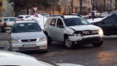 [FOTO] Tamponare lângă sediul poliţiei