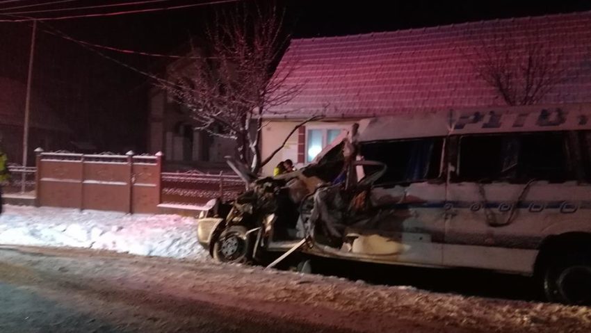 [FOTO] Arad: O persoană a murit şi 12 au fost rănite în urma accidentului produs pe DN7