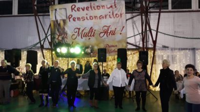 Pensionarii de pe Valea Bistrei s-au distrat de… Revelion