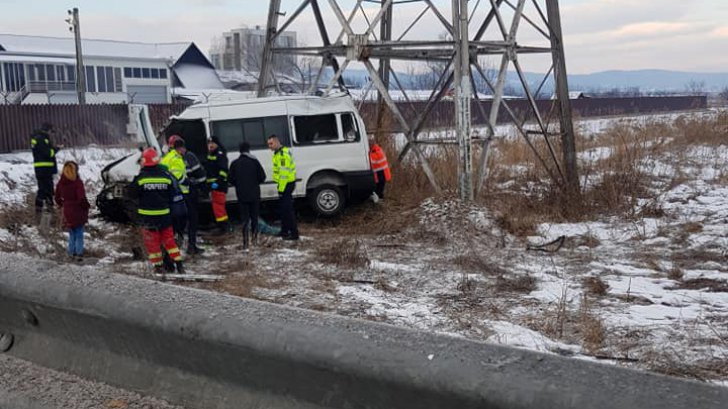 Nouă persoane rănite după ce un microbuz plin cu români care se întorceau la muncă în străinătate s-a răsturnat