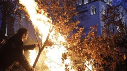 [FOTO-AUDIO] Crăciunul pe rit vechi: Sârbii din Banat au aprins Badnjak-ul! Srećan Božić!